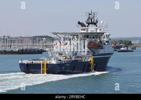 Das Royal Fleet Hilfsschiff RFA STIRLING CASTLE fährt in den Hafen ein Stockfoto