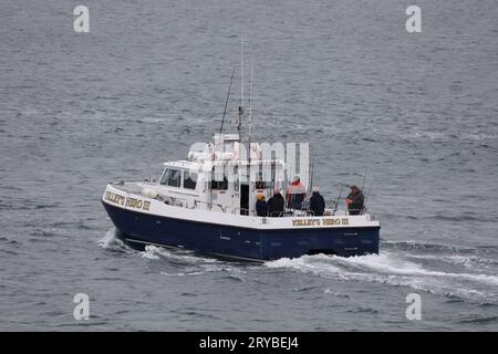 Der Charter-Katamaran KELLEY’s HERO III verlässt den Hafen und fährt in die Solent Stockfoto