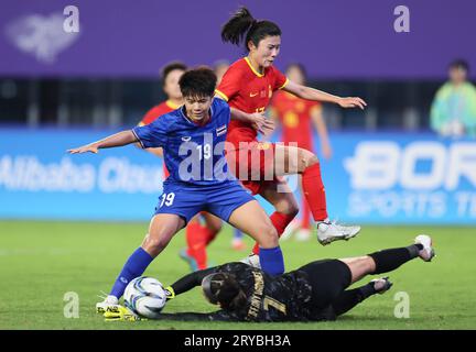 Hangzhou, chinesische Provinz Zhejiang. September 2023 30. Athleten treten während des Viertelfinales der Frauen zwischen China und Thailand bei den 19. Asienspielen in Hangzhou, Ostchinas Provinz Zhejiang, am 30. September 2023 an. Quelle: Lan Hongguang/Xinhua/Alamy Live News Stockfoto