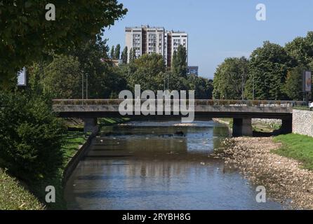 Sarajevo, Bosnien und Herzegowina - 27. September 2023: Diese Platte erinnert an Gabriele Moreno Locatelli. Italienischer Pazifist wird von einem serbischen Scharfschützen während cr getötet Stockfoto