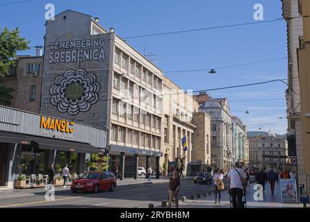 Sarajevo, Bosnien und Herzegowina - 27. September 2023: Ein Spaziergang im Zentrum der Stadt Sarajevo in der Föderation Bosnien und Herzegowina an einem sonnigen Sommertag. Stockfoto