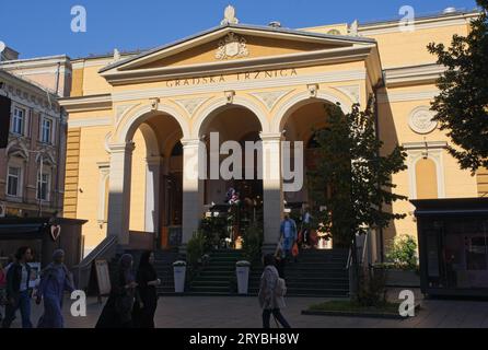 Sarajevo, Bosnien und Herzegowina - 27. September 2023: Am 27. Mai 1993 wurde dieser Markt von einer Mörsergranate getroffen und 26 Menschen wurden getötet. Stockfoto