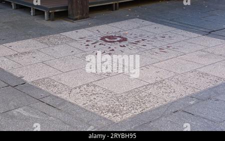 Sarajevo, Bosnien und Herzegowina - 27. September 2023: Am 27. Mai 1993 wurde dieser Markt von einer Mörsergranate getroffen und 26 Menschen wurden getötet. Stockfoto