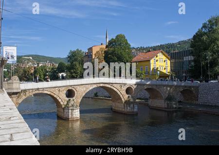 Sarajevo, Bosnien und Herzegowina - 27. September 2023: Steinbrücke aus osmanischer Zeit in der Nähe des Ortes der Ermordung von Erzherzog Franz Ferdinand im Jahr 1914. Auto Stockfoto