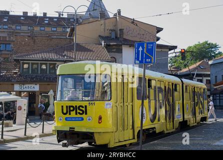 Sarajevo, Bosnien und Herzegowina - 27. September 2023: Ein Spaziergang im Zentrum der Stadt Sarajevo in der Föderation Bosnien und Herzegowina an einem sonnigen Sommertag. Stockfoto