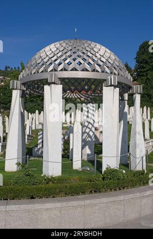 Sarajevo, Bosnien und Herzegowina - 27. September 2023: Märtyrerfriedhof, auf dem Alija Izetbegovic in Frieden ruht. Ein Spaziergang im Zentrum von Sarajevo City in Stockfoto