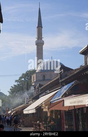 Sarajevo, Bosnien und Herzegowina - 27. September 2023: Ein Spaziergang im Zentrum der Stadt Sarajevo in der Föderation Bosnien und Herzegowina an einem sonnigen Sommertag. Stockfoto