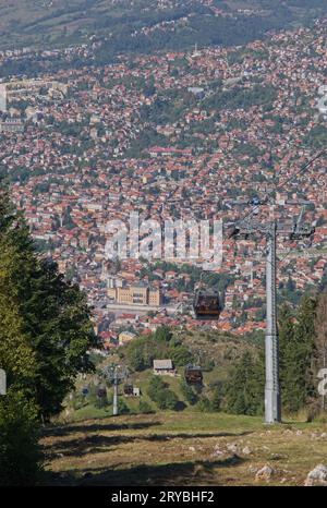 Sarajevo, Bosnien und Herzegowina - 27. September 2023: Fernansicht der Stadt Sarajevo in Bosnien und Herzegowina von den umliegenden Blickpunkten in Stockfoto