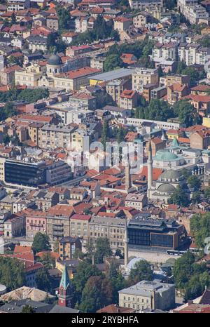 Sarajevo, Bosnien und Herzegowina - 27. September 2023: Fernansicht der Stadt Sarajevo in Bosnien und Herzegowina von den umliegenden Blickpunkten in Stockfoto