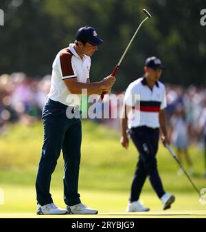 Viktor Hovland von Team Europe, nachdem er am zweiten Tag des 44. Ryder Cup im Marco Simone Golf and Country Club, Rom, Italien, einen Putt auf 9 verpasst hatte. Bilddatum: Samstag, 30. September 2023. Stockfoto