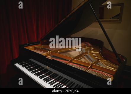 Steinway und Sons Flügel Keyboard, Stimmstifte, Streicher und Hämmer Nahaufnahme in Athen, Griechenland. Stockfoto