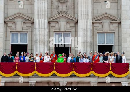 Erweiterte königliche Familie auf dem Balkon des Buckingham Palace nach Trooping the Colour 2016. Die Königin und die jüngeren Generationen der Royals. Lizenzgebühren Stockfoto