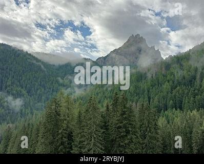 Der 2259 Meter hohe Monte Pollice, Daumkofl, erhebt sich am Morgen über die nebeligen Wälder des Pragser Tals Stockfoto