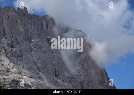 Detail auf den Felsen von Sassolungo, 3181 Meter hoch, mit niedrigen Wolken Stockfoto