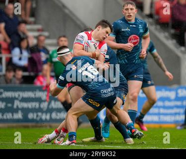 Jon Bennison Nr. 5 von St. Helens hat einen großen Hit beim Betfred Super League Eliminator Match St Helens vs Warrington Wolves im Totally Wicked Stadium, St Helens, Großbritannien, 30. September 2023 (Foto: Steve Flynn/News Images) Stockfoto