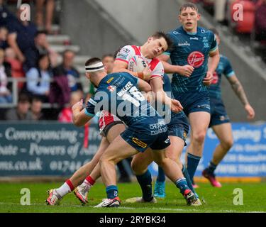 St. Helens, Großbritannien. September 2023 30. Jon Bennison Nr. 5 von St. Helens hat einen großen Hit beim Betfred Super League Eliminator Match St Helens vs Warrington Wolves im Totally Wicked Stadium, St Helens, Vereinigtes Königreich, 30. September 2023 (Foto: Steve Flynn/News Images) in St Helens, Vereinigtes Königreich am 30. September 2023. (Foto von Steve Flynn/News Images/SIPA USA) Credit: SIPA USA/Alamy Live News Stockfoto