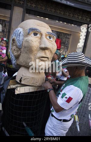 Mexikanische Unabhängigkeitsparade entlang der Madison Avenue in New York City. Hidalgo ist am besten für seine Rede bekannt, den Grito de Dolores („Schrei der Dolores“), der das Ende der spanischen Kolonialherrschaft in Mexiko forderte. Heute wird Hidalgo als „Vater der mexikanischen Unabhängigkeit“ gefeiert. Stockfoto