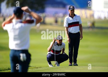 Jordan Spieth und Justin Thomas aus den USA während der vier Bälle am zweiten Tag des 44. Ryder Cup im Marco Simone Golf and Country Club in Rom, Italien. Bilddatum: Samstag, 30. September 2023. Stockfoto