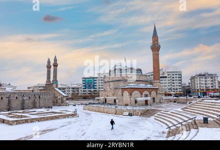 Sivas, Türkei, 24. Januar 2022: Stadtblick mit Doppelminarett Madrasah (Cifte minareli Medrese auf Türkisch) und Kale Moschee Stockfoto