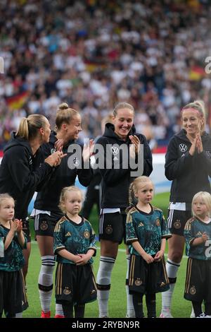 Bochum, 26. September 2023: Giulia Gwinn ( 15 Deutschland) Sydney Lohmann ( 8 Deutschland) Kathrin Hendrich ( 3 Deutschland) Klara Buehl ( 19 Deutschland) während des UEFA Women’s Nations League-Spiels zwischen Deutschland und Island in Bochum. (Julia Kneissl/SPP) Stockfoto