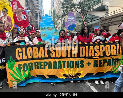 Am Sonntag, den 17. September, marschierten schätzungsweise 75.000 Menschen in den Straßen von New York City, als das größte Klimaereignis in den USA seit Ausbruch der COVID. Der marsch rief Präsident Biden dazu auf, wesentlich stärker gegen fossile Brennstoffe vorzugehen, einschließlich der Erfüllung seines Wahlkampfversprechens, die Erteilung von Genehmigungen für die Förderung fossiler Brennstoffe auf Bundesland einzustellen, und dass er offiziell einen Klimanotstand ausruft. Stockfoto