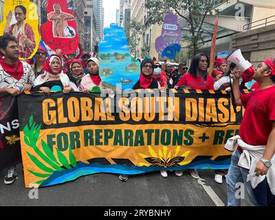 Am Sonntag, den 17. September, marschierten schätzungsweise 75.000 Menschen in den Straßen von New York City, als das größte Klimaereignis in den USA seit Ausbruch der COVID. Der marsch rief Präsident Biden dazu auf, wesentlich stärker gegen fossile Brennstoffe vorzugehen, einschließlich der Erfüllung seines Wahlkampfversprechens, die Erteilung von Genehmigungen für die Förderung fossiler Brennstoffe auf Bundesland einzustellen, und dass er offiziell einen Klimanotstand ausruft. Stockfoto