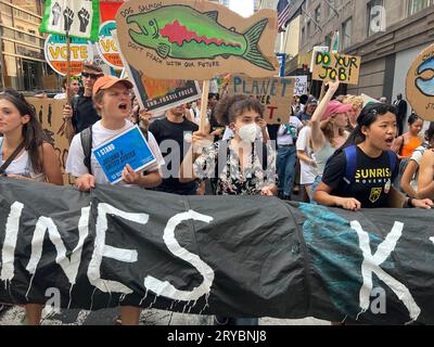 Am Sonntag, den 17. September, marschierten schätzungsweise 75.000 Menschen in den Straßen von New York City, als das größte Klimaereignis in den USA seit Ausbruch der COVID. Der marsch rief Präsident Biden dazu auf, wesentlich stärker gegen fossile Brennstoffe vorzugehen, einschließlich der Erfüllung seines Wahlkampfversprechens, die Erteilung von Genehmigungen für die Förderung fossiler Brennstoffe auf Bundesland einzustellen, und dass er offiziell einen Klimanotstand ausruft. Stockfoto