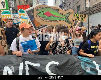 Am Sonntag, den 17. September, marschierten schätzungsweise 75.000 Menschen in den Straßen von New York City, als das größte Klimaereignis in den USA seit Ausbruch der COVID. Der marsch rief Präsident Biden dazu auf, wesentlich stärker gegen fossile Brennstoffe vorzugehen, einschließlich der Erfüllung seines Wahlkampfversprechens, die Erteilung von Genehmigungen für die Förderung fossiler Brennstoffe auf Bundesland einzustellen, und dass er offiziell einen Klimanotstand ausruft. Stockfoto