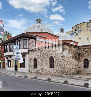 Istanbul, Türkei - 12. Mai 2023: Das historische Husrev Kethuda Hamami aus dem 17. Jahrhundert, ein türkisches Badehaus im Ortakoy-Viertel. Das Gebäude besteht aus weißem Stein und hat eine große Kuppel in der Mitte Stockfoto