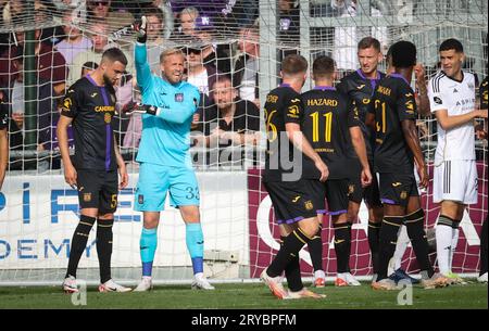 Eupen, Belgien. September 2023 30. Anderlechts Torhüter Kasper Schmeichel zeigt während eines Fußballspiels zwischen KAS Eupen und RSC Anderlecht, Samstag, den 30. September 2023 in Eupen, am 09/30. Tag der ersten Liga der belgischen Meisterschaft 2023-2024. BELGA PHOTO VIRGINIE LEFOUR Credit: Belga News Agency/Alamy Live News Stockfoto