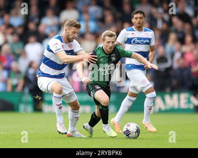 Jamie Allen von Coventry City (rechts) und Queens Park Rangers' Sam Field (links) kämpfen beim Sky Bet Championship Match in der Loftus Road, London, um den Ball. Bilddatum: Samstag, 30. September 2023. Stockfoto