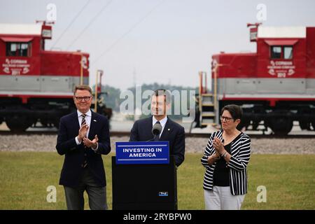 Lexington, Vereinigte Staaten von Amerika. 29. September 2023. Links nach rechts: Jim Gray, der US-Verkehrsminister Pete Buttigieg und Linda Gorton, Bürgermeister von Lexington, applaudierten nach der Ankündigung eines Zuschusses von 8 Millionen Dollar, um eine 86 Jahre alte Eisenbahnbrücke auf dem Central Kentucky Rail Yard am 29. Juni 2023 in Lexington, Kentucky, zu ersetzen. Kredit: USDOT/US Department of Transportation/Alamy Live News Stockfoto