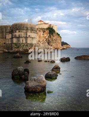 Dubrovnik, historisch bekannt als Ragusa, ist eine mittelalterliche ummauerte Stadt in Süddalmatien, Kroatien, an der Adria. Stockfoto