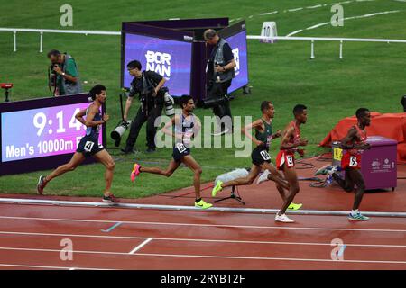 Hangzhou, Zhejiang, China. September 2023 30. Hangzhou, Zhejiang, China: Asiatische Spiele, Hangzhou, China. Männer 10000 m: Gulveer Singh und Karthik Kumar. Bronze bzw. Silber. (Bild: © Seshadri Sukumar/ZUMA Press Wire) NUR REDAKTIONELLE VERWENDUNG! Nicht für kommerzielle ZWECKE! Stockfoto