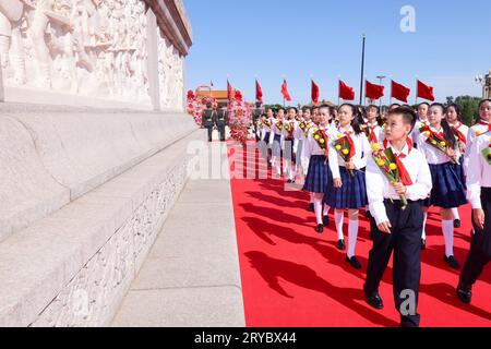 Peking, China. September 2023 30. Am 30. September 2023 findet auf dem Tian'anmen-Platz in Peking, der Hauptstadt Chinas, eine Zeremonie statt, bei der gefallene nationale Helden mit Blumenkörben bedacht werden. Quelle: Liu Bin/Xinhua/Alamy Live News Stockfoto