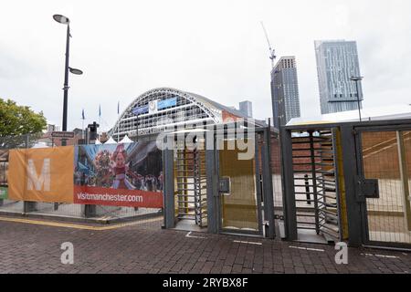 Manchester Central hinter der Sicherheitsbarriere, als Manchester sich auf die Konservative Konferenz 2023 vorbereitet. Die Volksversammlung hat am Sonntag, dem 1. Oktober, dem Eröffnungstag der Konferenz, eine Massendemonstration organisiert. Manchester UK. Bild : Garyroberts/worldwidefeatures.com Stockfoto