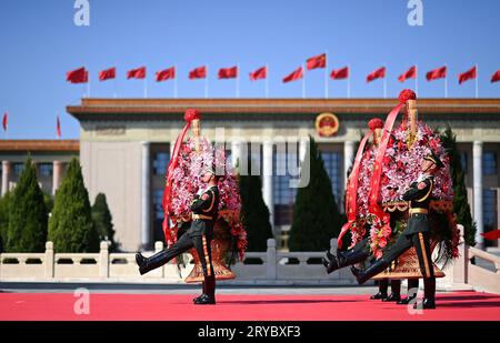 Peking, China. September 2023 30. Am 30. September 2023 findet auf dem Tian'anmen-Platz in Peking, der Hauptstadt Chinas, eine Zeremonie statt, bei der gefallene nationale Helden mit Blumenkörben bedacht werden. Quelle: Yue Yuewei/Xinhua/Alamy Live News Stockfoto