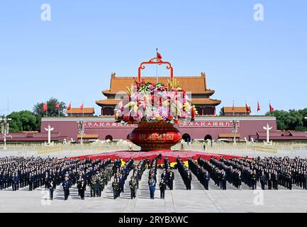 Peking, China. September 2023 30. Am 30. September 2023 findet auf dem Tian'anmen-Platz in Peking, der Hauptstadt Chinas, eine Zeremonie statt, bei der gefallene nationale Helden mit Blumenkörben bedacht werden. Quelle: Shen Hong/Xinhua/Alamy Live News Stockfoto