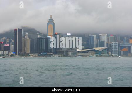 Hongkong - 4. September 2023: Wolken und Regen über der Skyline der Stadt in der Abenddämmerung Stockfoto