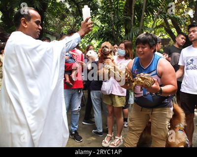 Malabon, Philippinen. September 2023 30. Ein Priester segnet die beiden Schildkröten mit heiligem Wasser während des Segens. Tierliebhaber und Besitzer strömen zum Malabon Zoo, um den Welttiertag und den Festtag von St. zu feiern Franz von Assisi, Schutzpatron der Tiere. Unter der Leitung von Manny Tangco, Gründer des Malabon Zoo. Er präsentiert Medienleuten, Studenten und Haustierbesitzern „Sir George“ das weiße Löwenjunge und „Cheesecake“, eine albino-burmesische Python. Sie führen auch Haustiersegnungen und kostenlose Tollwutschutzimpfungen für Haustiere durch. Quelle: SOPA Images Limited/Alamy Live News Stockfoto