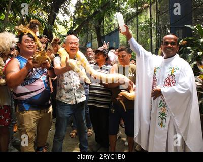 Malabon, Philippinen. September 2023 30. Manny Tangco, der Gründer des Malabon Zoo, trägt zusammen mit anderen Haustierbesitzern ihre Lieblingshunde während des Segens. Tierliebhaber und Besitzer strömen zum Malabon Zoo, um den Welttiertag und den Festtag von St. zu feiern Franz von Assisi, Schutzpatron der Tiere. Unter der Leitung von Manny Tangco, Gründer des Malabon Zoo. Er präsentiert Medienleuten, Studenten und Haustierbesitzern „Sir George“ das weiße Löwenjunge und „Cheesecake“, eine albino-burmesische Python. Sie führen auch Haustiersegnungen und kostenlose Tollwutschutzimpfungen für Haustiere durch. Quelle: SOPA Images Limited/Alamy Live News Stockfoto