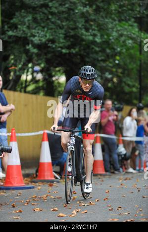 Die Radfahrer fahren in der London Cycling Campaign Urban Hill Climb auf die Swains Lane, Highgate, London, UK. Die Veranstaltung ist ein flaches Rennen auf der steilsten Straße Londons, und neben Alters- und Geschlechterkategorien gibt es Wettbewerbe für Falt- und Lastenräder. Swain’s Lane ist der berühmteste und berüchtigtste Aufstieg in London. Die Fahrspur ist ein extrem steiler Abschnitt zwischen Hampstead Heath und Highgate Cemetery mit einem Gefälle von durchschnittlich 9 % über 0,6 km, das sich aber in der Nähe der Bergspitze auf 14 % erhöht. Stockfoto