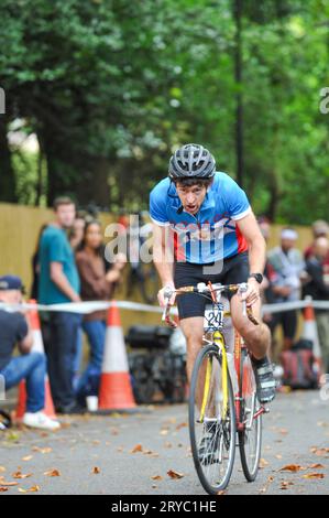 Die Radfahrer fahren in der London Cycling Campaign Urban Hill Climb auf die Swains Lane, Highgate, London, UK. Die Veranstaltung ist ein flaches Rennen auf der steilsten Straße Londons, und neben Alters- und Geschlechterkategorien gibt es Wettbewerbe für Falt- und Lastenräder. Swain’s Lane ist der berühmteste und berüchtigtste Aufstieg in London. Die Fahrspur ist ein extrem steiler Abschnitt zwischen Hampstead Heath und Highgate Cemetery mit einem Gefälle von durchschnittlich 9 % über 0,6 km, das sich aber in der Nähe der Bergspitze auf 14 % erhöht. Stockfoto