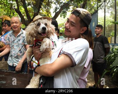 Ein Besucher zeigt seinen süßen und lockigen Pelzhund, der einen Hut trägt. Tierliebhaber und Besitzer strömen zum Malabon Zoo, um den Welttiertag und den Festtag von St. zu feiern Franz von Assisi, Schutzpatron der Tiere. Unter der Leitung von Manny Tangco, Gründer des Malabon Zoo. Er präsentiert Medienleuten, Studenten und Haustierbesitzern „Sir George“ das weiße Löwenjunge und „Cheesecake“, eine albino-burmesische Python. Sie führen auch Haustiersegnungen und kostenlose Tollwutschutzimpfungen für Haustiere durch. (Foto: Josefiel Rivera/SOPA Images/SIPA USA) Stockfoto