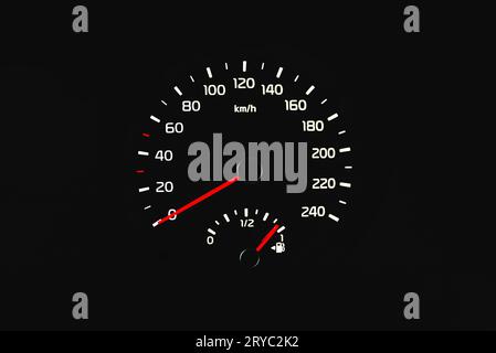 Tachometer im Auto. Armaturenbrett des Fahrzeugs. Armaturenbrettdetails mit Anzeigeleuchten. Armaturenbrett des Fahrzeugs. Armaturenbrett mit Tachometer zeigt 0 km/h an Modern int Stockfoto