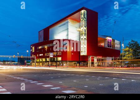 Rotterdam Niederlande 09-28-2023 das neue Theater Luxor im boomenden Teil von de Kop van Zuid in Rotterdam, mit seiner typischen roten Farbe Stockfoto