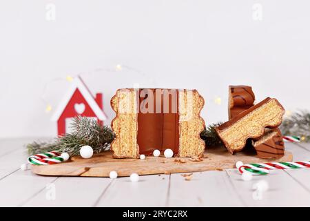 Offener Kuchen mit dem Namen „Baumkuchen“, ein mit Schokolade glasierter deutscher Schichtkuchen, umgeben von saisonalen Dekorationen Stockfoto