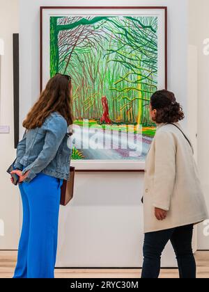 London, Großbritannien. September 2023 30. David Hockney, The Arrival of Spring in Woldgate, 2011, 255.000 £ in Clarendon Fine Art - die britische Kunstmesse kehrt zur Saatchi Gallery zurück. Top-Händler aus London und ganz Großbritannien versammeln sich, um die beste moderne britische und zeitgenössische Kunst zu präsentieren und fachkundige Beratung zum Sammeln zu geben. Sie läuft vom 28. September bis zum 1. Oktober 2023. Guy Bell/Alamy Live News Stockfoto