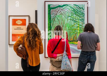 London, Großbritannien. September 2023 30. David Hockney, The Arrival of Spring in Woldgate, 2011, 255.000 £ in Clarendon Fine Art - die britische Kunstmesse kehrt zur Saatchi Gallery zurück. Top-Händler aus London und ganz Großbritannien versammeln sich, um die beste moderne britische und zeitgenössische Kunst zu präsentieren und fachkundige Beratung zum Sammeln zu geben. Sie läuft vom 28. September bis zum 1. Oktober 2023. Guy Bell/Alamy Live News Stockfoto