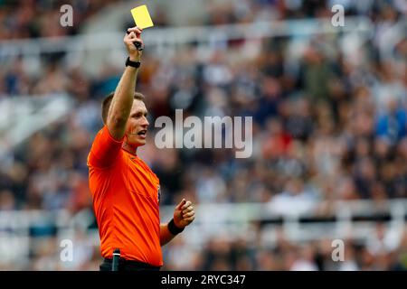 30. September 2023; St James' Park, Newcastle, England; Premier League Football, Newcastle United gegen Burnley; Schiedsrichter Thomas Bramall zeigt eine gelbe Karte an Jordan Beyer von Burnley Credit: Action Plus Sports Images/Alamy Live News Stockfoto